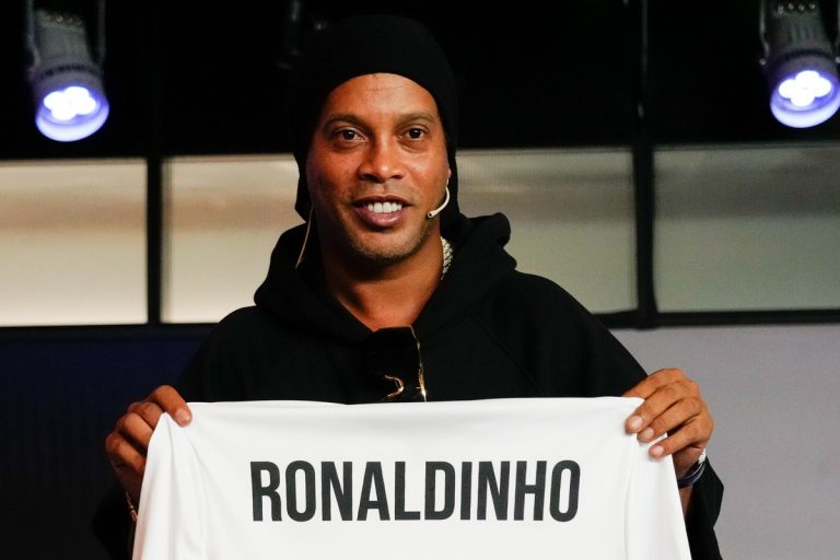 Ronaldinho bemutatott egy új focimenedzser platformot, majd agyondicsérte Pedrit