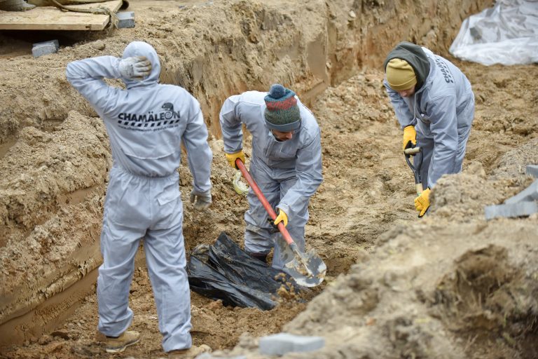 Bucsa polgármestere: A tömegsírba temetett civilek 85 százalékát valószínűleg agyonlőtték