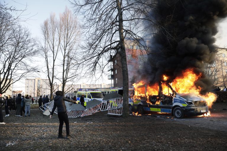 Több napja tartanak a zavargások Svédországban, már 26 embert vettek őrizetbe (videó)