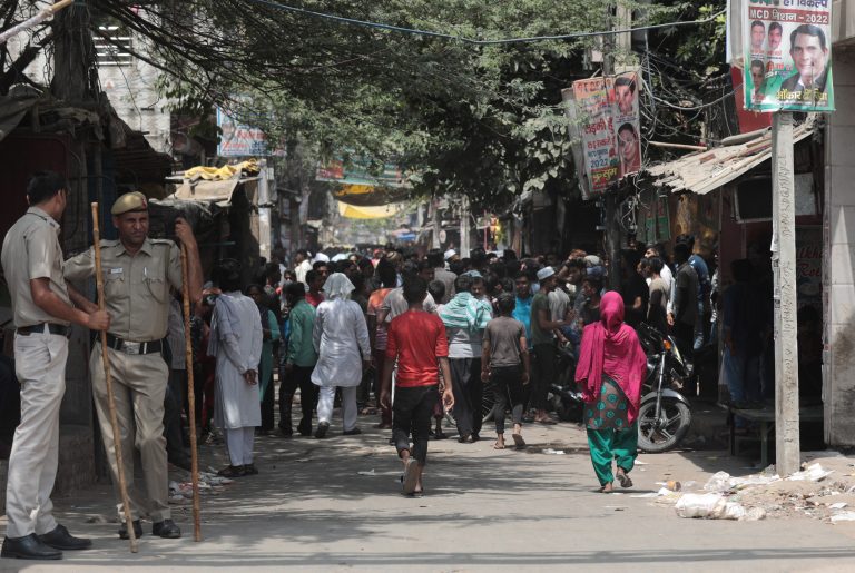 Súlyos összecsapások robbantak ki a hinduk és a muszlimok között Új-Delhiben