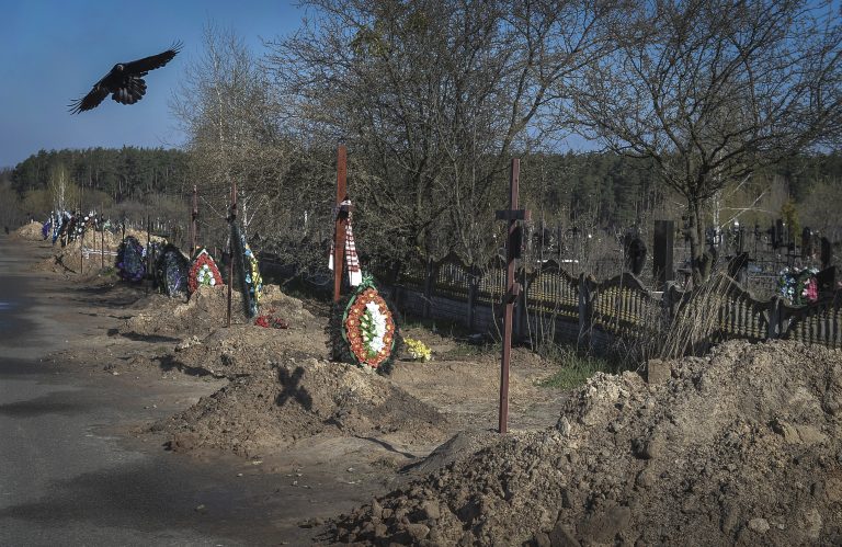 Három civil holttestet találtak Bucsában, amelyek kínzás nyomait mutatják