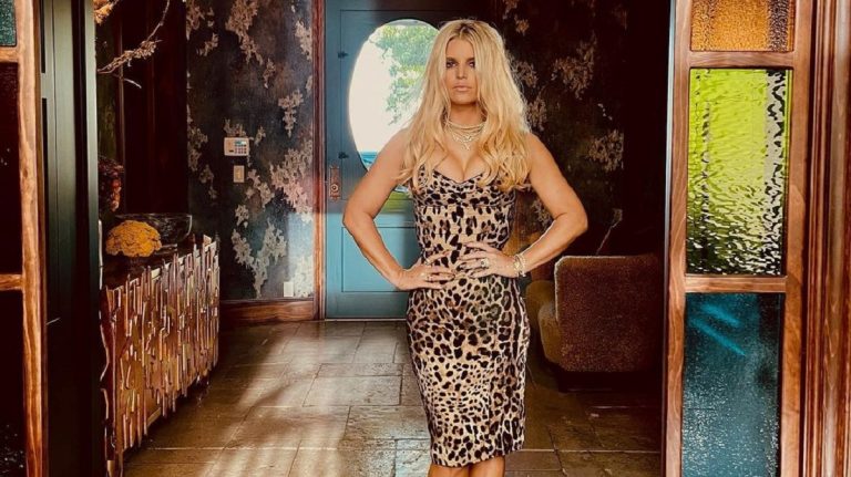 Jessica Simpson formás keblei nagyon magasra tették a lécet