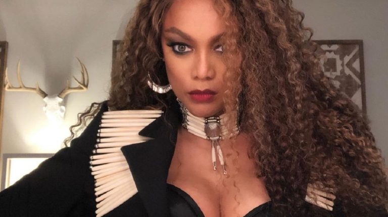 Tyra Banks a dús kebleivel azonnal zavarba hoz