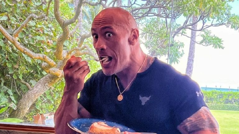 Dwayne Johnson úgy bedurrantotta a combjait húsvétra, hogy a sonka is kiesett a szánkból