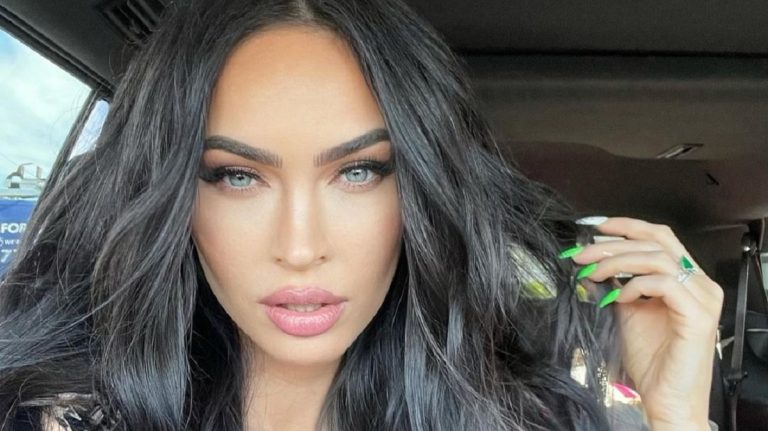 Megan Fox egyenesen pirít ebben a miniszoknyában