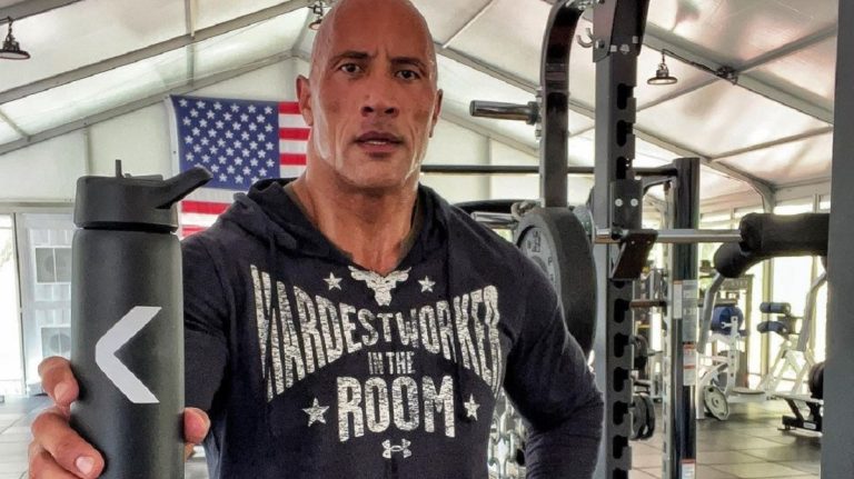 Ilyen izmos Dwayne Johnson háta közel 50 évesen