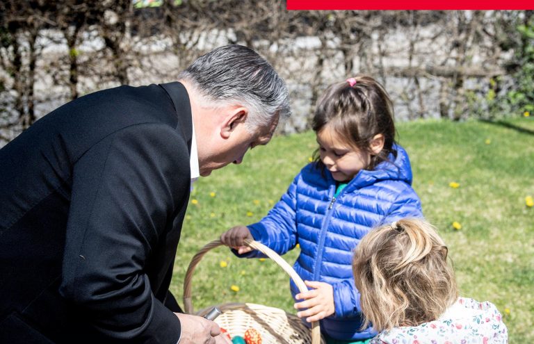 Videón Orbán Viktor húsvéti locsolkodása, ezt a verset választotta az unokáinak