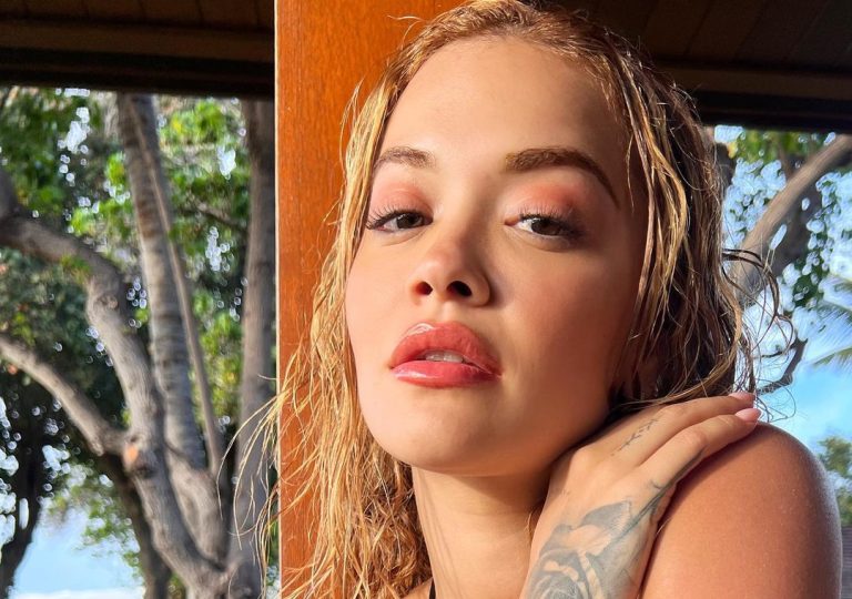 Forró: Rita Ora sárral kente be bikinis testét (fotók)