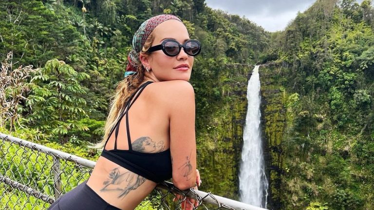 Rita Ora legújabb bikinis fotóitól homályosan fogsz látni