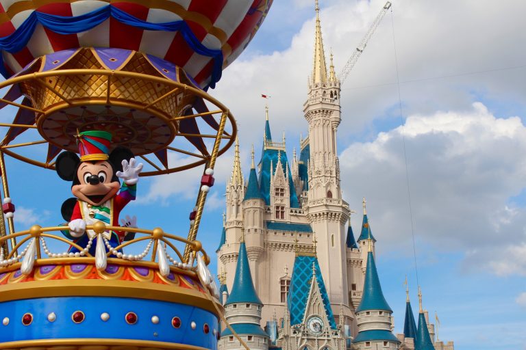 Hamarosan „egymásnak eshet“ Mickey egér és Pluto a floridai gyermekvédelmi törvény miatt