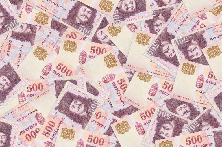 Tartósan 400 forint fölött ragadhat az euró, az előrejelzések sem biztatóak