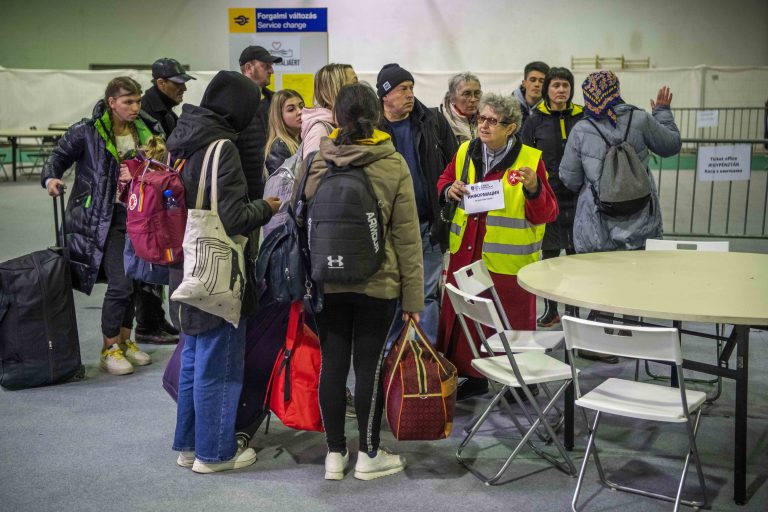 Ennyi ukrán menekültet fogadtak a rendőrök a budapesti pályaudvarokon vasárnap