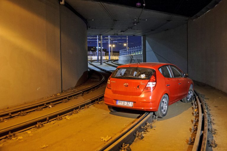 A villamos alagútjába hajtott a Clark Ádám téren, hosszú órákra leállt miatta a villamosközlekedés