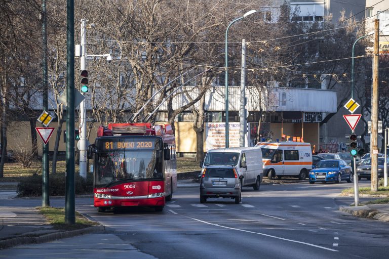 Gyerek sütött el fegyvert Budapesten egy trolin