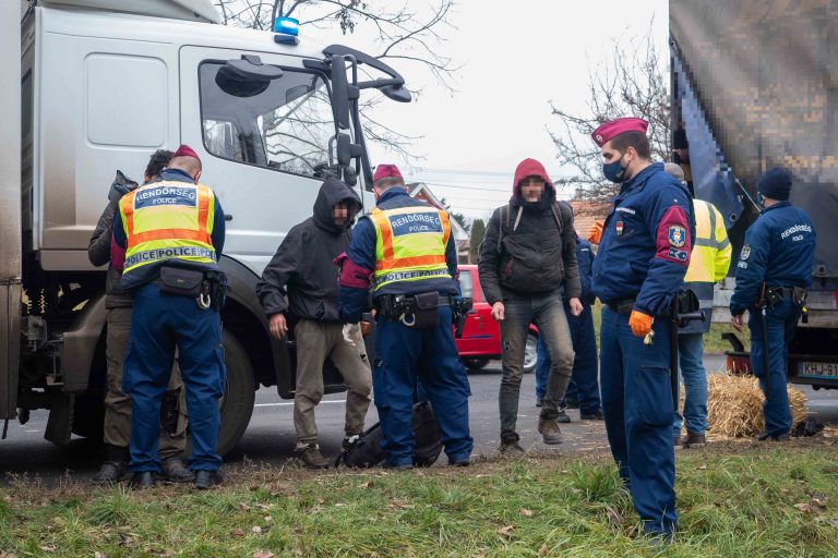 Több mint száz illegális bevándorlót tartóztattak fel az éjszaka