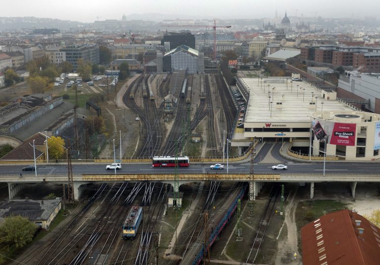 Bombariadó miatt vonult ki a rendőrség több budapesti és egy vidéki plázához is