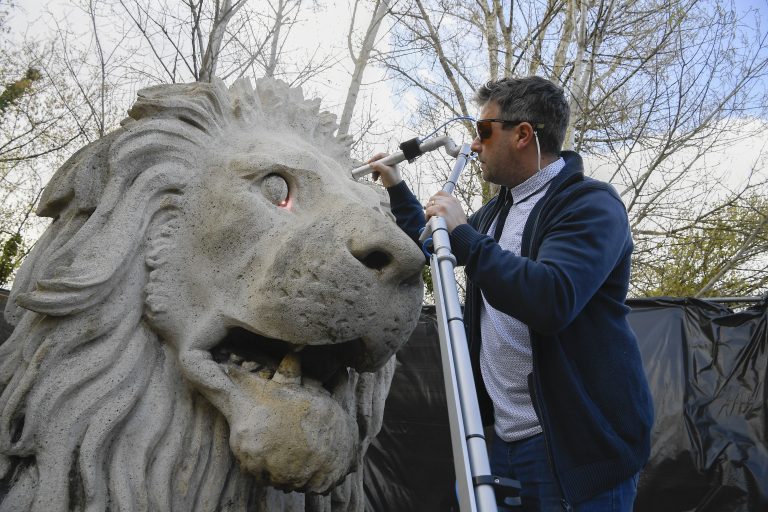 Zökkenőmentesen folyik a Lánchíd felújítása: megkezdődött a Lánchíd új pályaszerkezetének festése