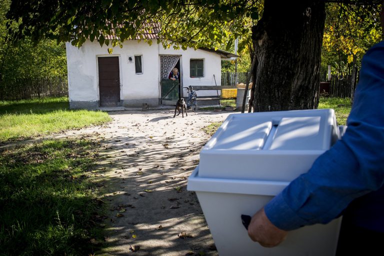 A TASZ szerint több ember sem tudott szavazni mozgóurnával fél órával az urnazárás előtt