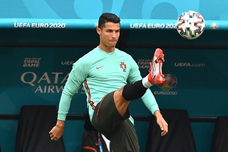 Megjelent az első fotó Cristiano Ronaldo most született kislányáról, együtt a család