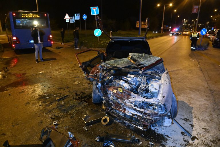 Helyszíni képek a csütörtök esti csepeli buszbalesetről, ketten életveszélyes állapotban vannak