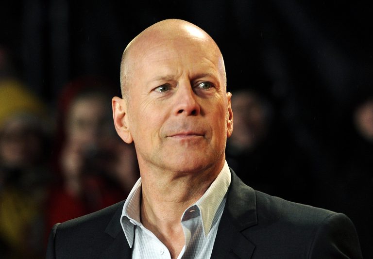 Egy kis emberség: visszavonták Bruce Willis Arany Málna-díját, miután kiderült, hogy afáziával küzd