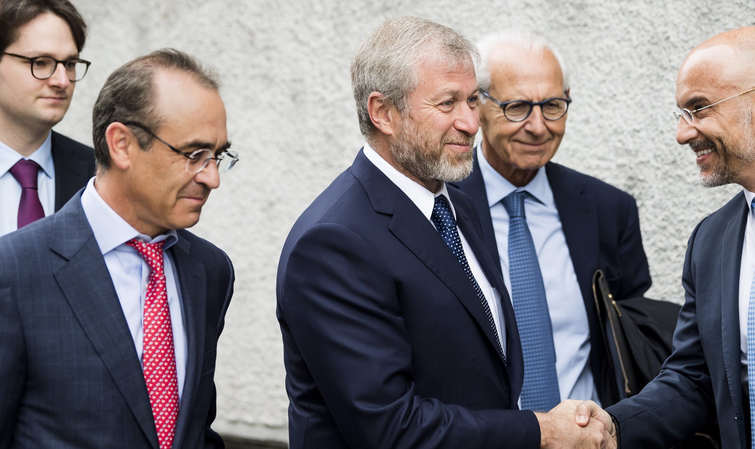 Rossz helyzetbe került Abramovics, már pénzt kell kölcsönkérnie