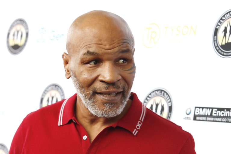 Mike Tyson többször megütötte a túlbuzgó rajongóját, aki nem hagyta békén a repülőn