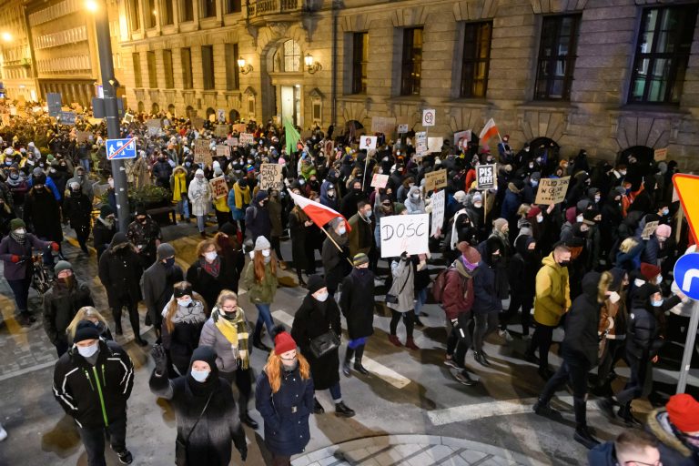 A lengyel koalíciós párt azt javasolja, hogy 3 év börtönbüntetésre ítéljék azokat, akik megsértik az egyházat