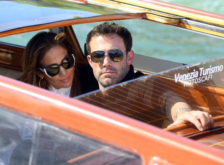 Ben Affleck hatalmas gyémántgyűrűvel jegyezte el Jennifer Lopezt, jöhet az álomesküvő