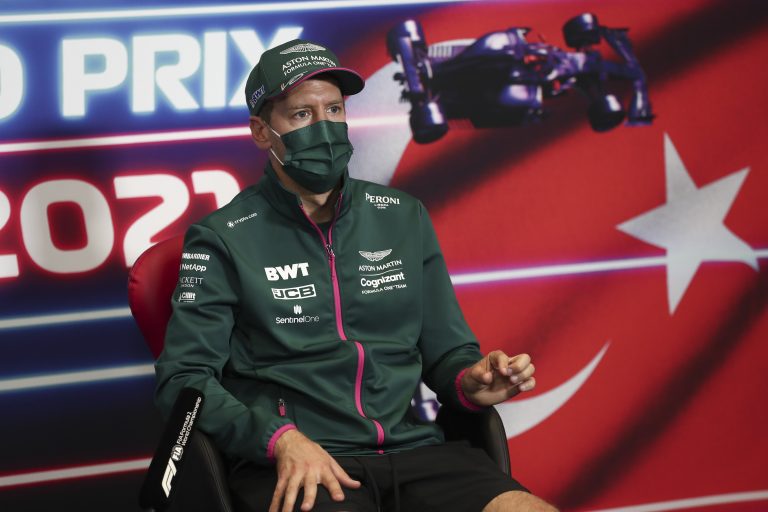 Így tért vissza Sebastian Vettel a fertőzését követően az Aston Martinnál (videó)
