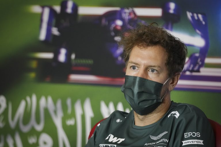 Ausztrál Nagydíj: videón, ahogyan Vettel robogóra váltott