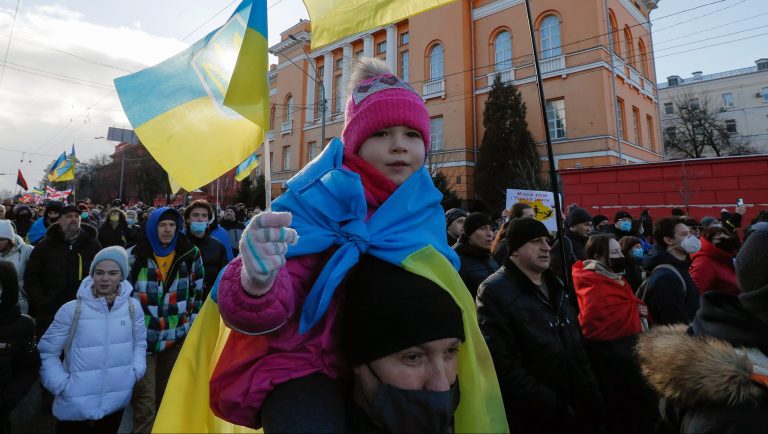 Robbantással oszlatták a tüntető tömeget a megszállt ukrán városban (videó)