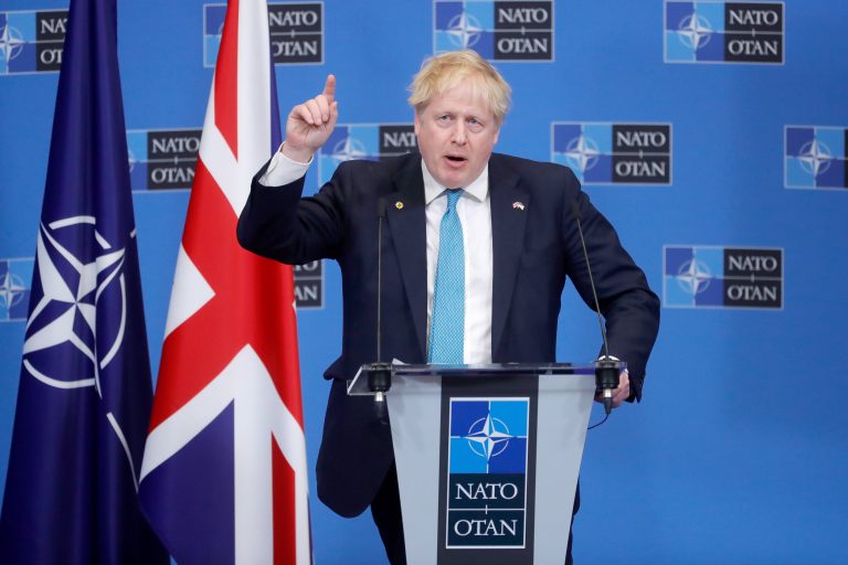 Boris Johnson elítéli az oroszok által elkövetett „aljas támadásokat” Irpinyben és Bucsában