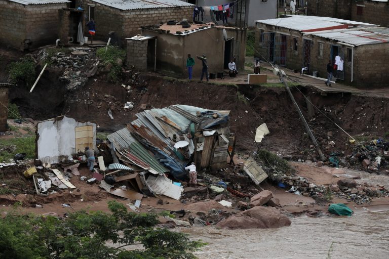 341-re emelkedett a dél-afrikai áradások halálos áldozatainak száma