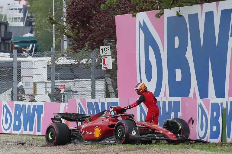 F1 2022: videón, ahogyan Sainz összetöri a Ferrarit az imolai időmérőn