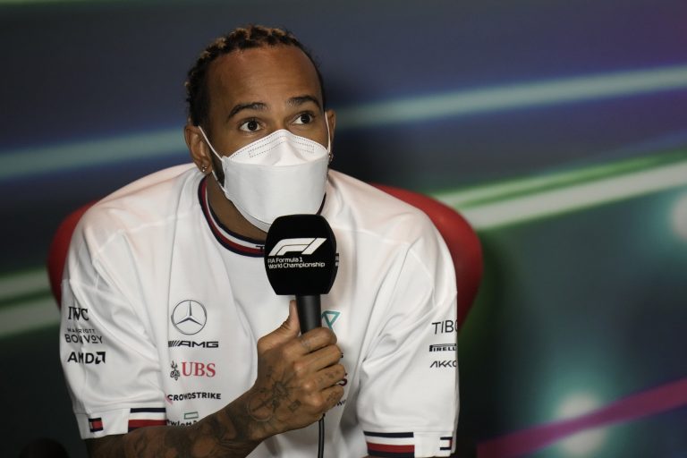 Lewis Hamilton kiugrott egy repülőgépből, mintha csak egy akciófilmben szerepelne (videó)