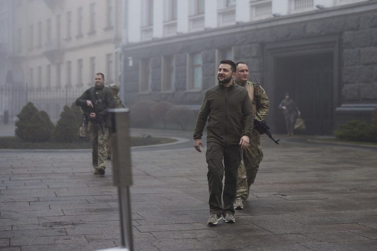 Zelenszkij újabb katonai támogatást kér, és pusztítóbb szankciókat követel Oroszországgal szemben