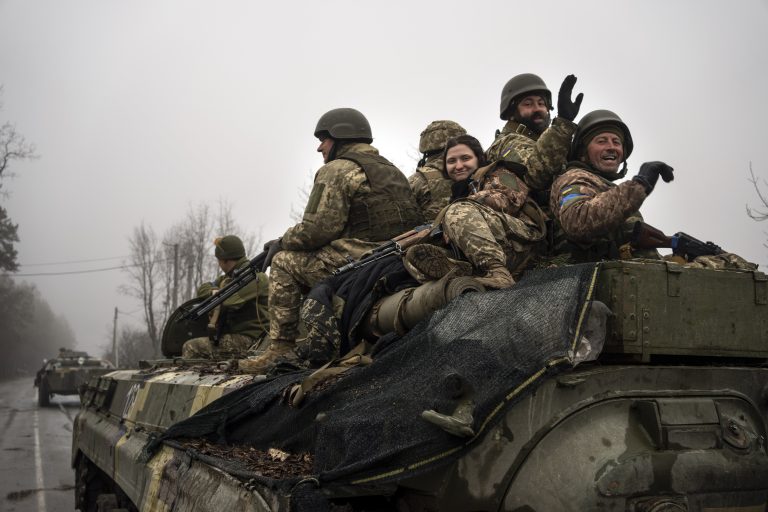 Videón a kiégett tankok, amelyekkel az oroszok Kijevet támadták