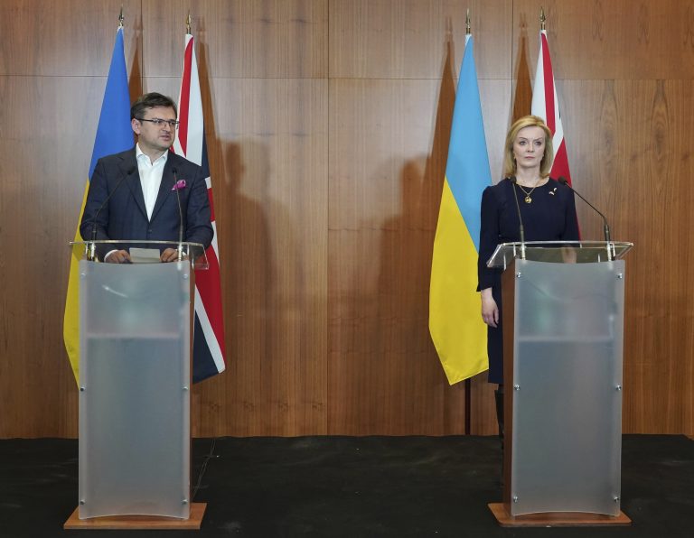 Újabb fegyvereket és szankciókat fog kérni a NATO-országoktól Ukrajna