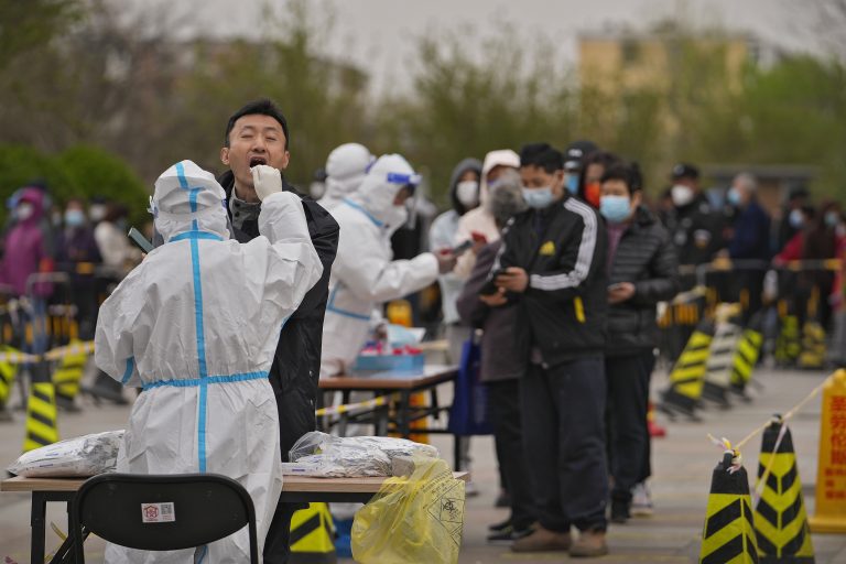 Pánikvásárlás Pekingben, tömeges teszteléseket végeznek, miután a fertőzöttek száma ismét megugrott