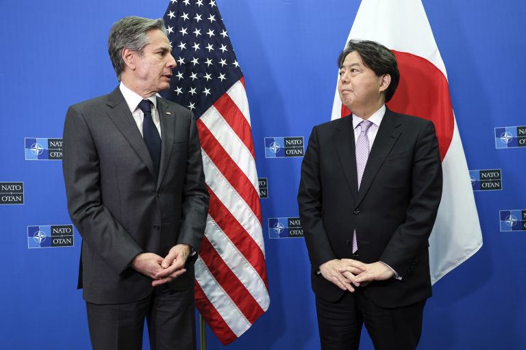 Az USA biztosította Japánt, hogy támogatja a Kína és Észak-Korea általi fenyegetések ellenére is