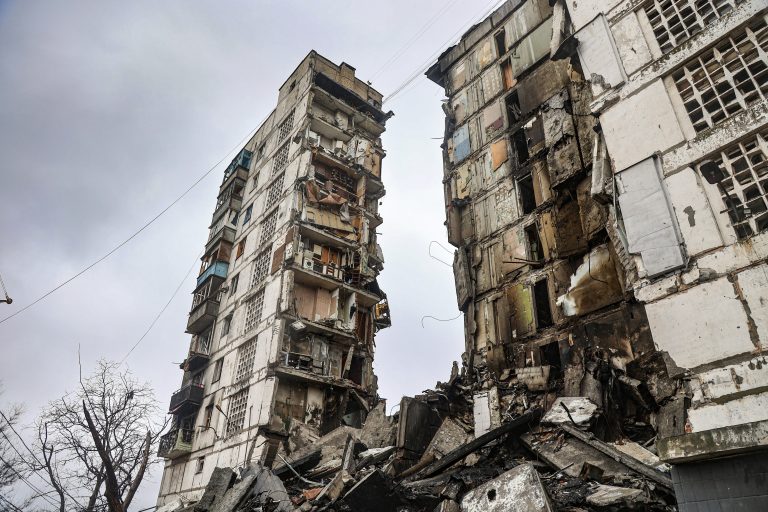 Videón, ahogyan a tankok rommá lövik Mariupolt, darabokban az egész város