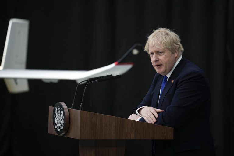 Boris Johnson bejelentette, Ruandába küldik a Nagy-Britanniába érkező illegális bevándorlókat