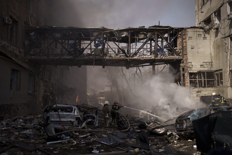 Videón a Harkovban a rakétával megsemmisített közösségi konyha, óriási a pusztítás