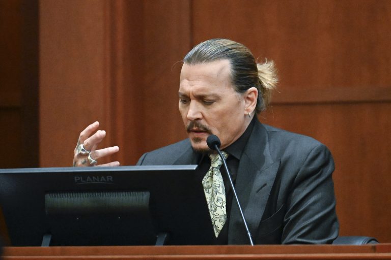 Megdöbbentő üzeneteket mutattak be a bíróságon Johnny Depp ügyében