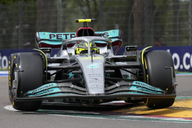 Lewis Hamilton nagyon extra megjelenése Imolában