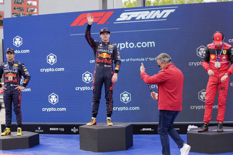 Verstappen parádés előzése Leclerc ellen a győzelemért Imolában (videó)