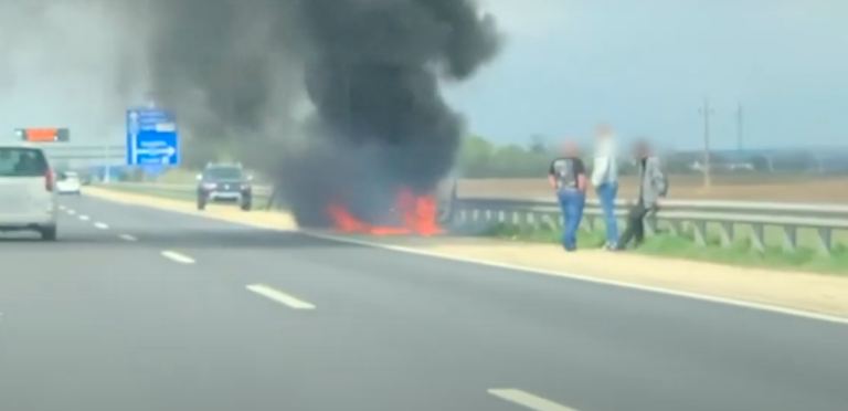 Nem tehettek mást, végignézték, ahogy porrá ég az autójuk az M4-esen (videó)