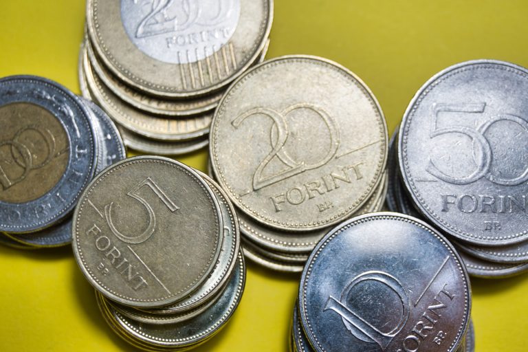 Folytatódik a forint gyengülése, 380-as szint felé tart a magyar deviza