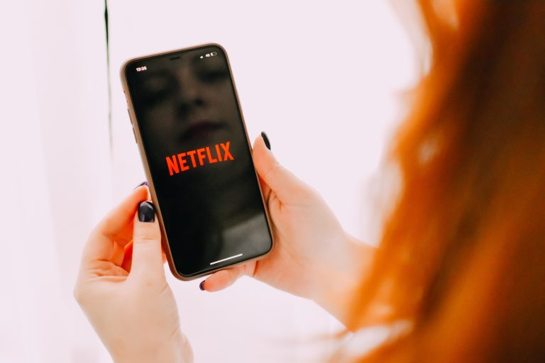 Elfelejthetjük a Netflix jelszavak megosztását, jönnek helyettük a hirdetések